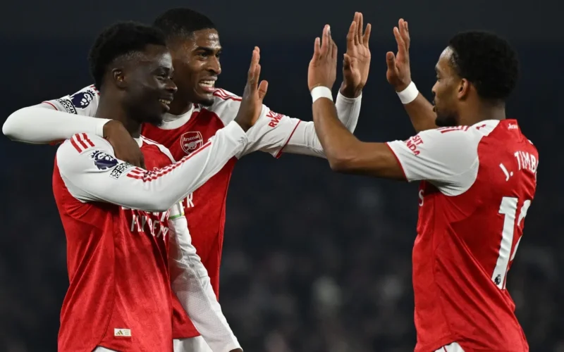 باتريس إيفرا ينفي كره أرسنال ويطلب من فريق أرتيتا الغش وإضاعة الوقت